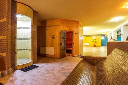 ein großes Bad mit einer Dusche und einem Waschbecken in der Unterkunft апартамент Крис 513 Stream tesort in Pamporowo