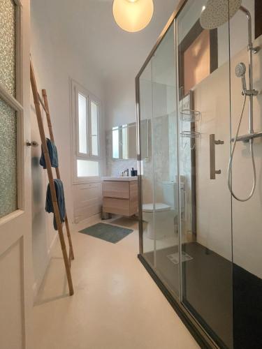 une salle de bain avec une douche en verre et un lavabo dans l'établissement Appartement charmant centre Biarritz, à Biarritz