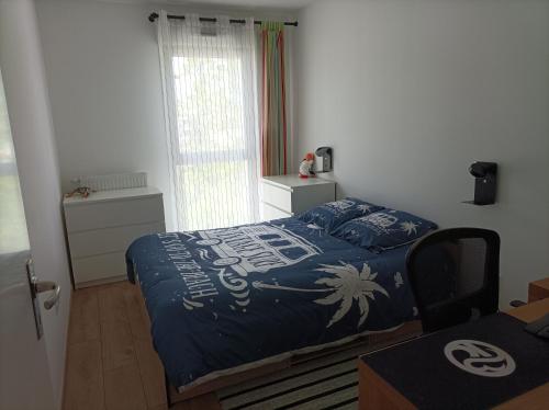 une petite chambre avec un lit et une fenêtre dans l'établissement Appartement résidence récente, à Bayonne