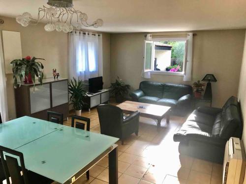 salon z kanapą i stołem w obiekcie Belle Villa provençale avec piscine à Brignoles w mieście Brignoles