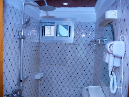 Salle de bains dans l'établissement NAIVELI-PALM Appartement meublé sobre et chic