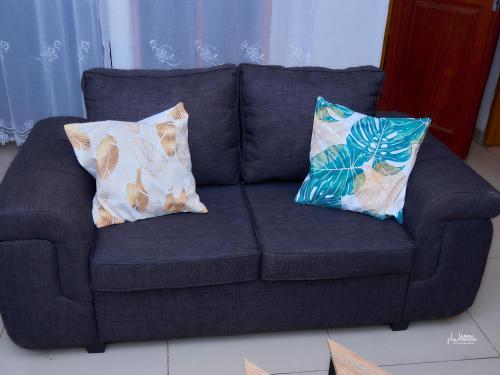 Coin salon dans l'établissement NAIVELI-PALM Appartement meublé sobre et chic