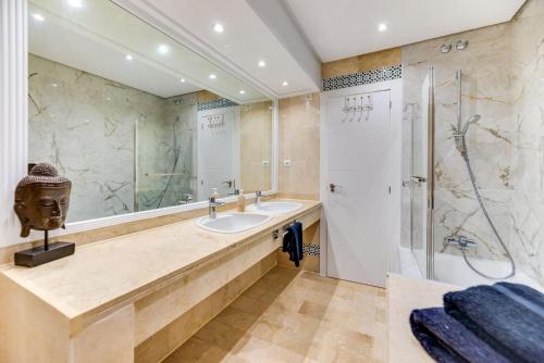 een badkamer met een wastafel en een douche bij Puerto Banus3 Sandy Beachside in Marbella