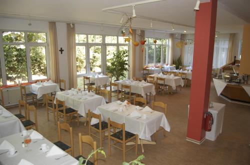 Hotel Karlshof 레스토랑 또는 맛집