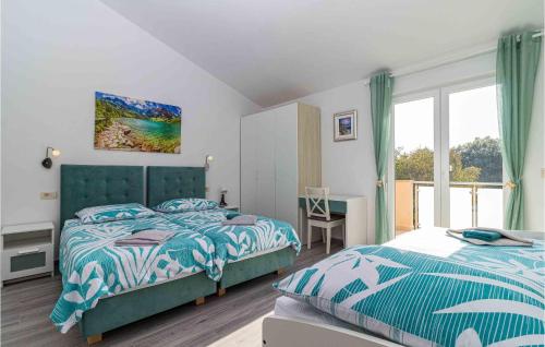 1 Schlafzimmer mit 2 Betten, einem Schreibtisch und einem Fenster in der Unterkunft Amazing Home In Pula With Kitchen in Pula