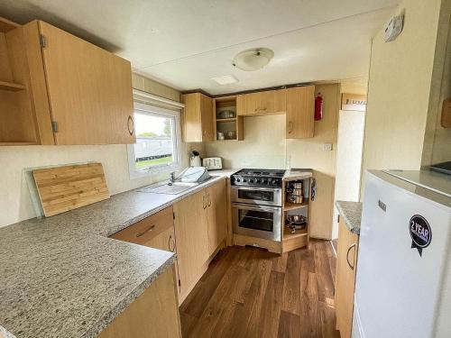 Kuchyň nebo kuchyňský kout v ubytování Superb 6 Berth Caravan At Breydon Water Nearby Great Yarmouth Ref 10084b