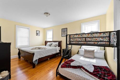 een slaapkamer met 2 stapelbedden en houten vloeren bij 555- Newly huge entire apartment in Quincy