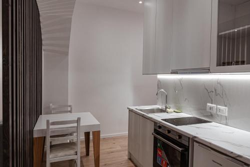 Kuchyň nebo kuchyňský kout v ubytování Britney's Apartments