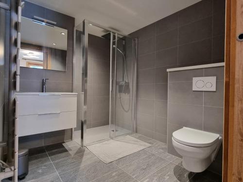 une salle de bain avec une douche, des toilettes et un lavabo dans l'établissement Appartement 6 pers avec terrasse au cœur du village, résidence neuve avec sauna et parking - FR-1-598-141, aux Gets