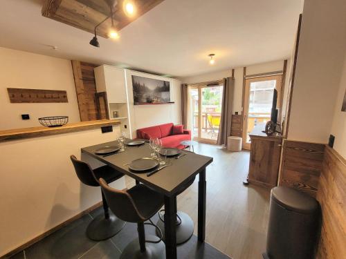 un salon avec une table avec des chaises et un canapé dans l'établissement Appartement de charme 4 pers, cœur de village, proche pistes - FR-1-598-142, aux Gets