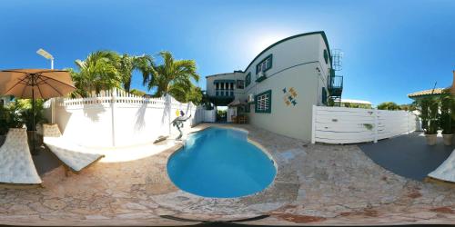 uma piscina com escorrega num resort em Turtle Bay Inn em Lajas
