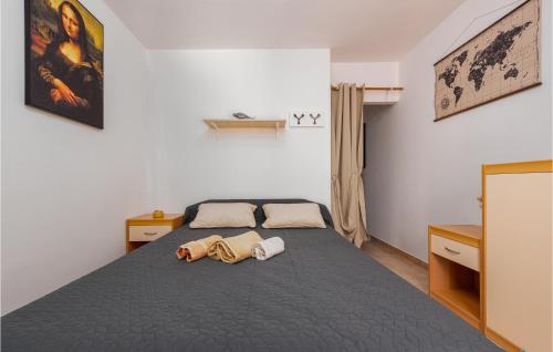 ein Schlafzimmer mit einem Bett mit zwei Handtüchern darauf in der Unterkunft Lovely Apartment In Kosljun With Wifi in Košljun