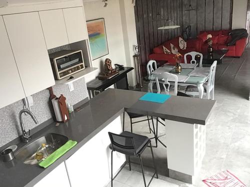 een keuken en een woonkamer met een tafel bij Angel,s apartment in Mexico-Stad