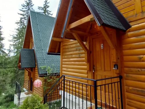 Blockhaus mit Veranda und Balkon in der Unterkunft ZlatAir Eco Chalet in Nova Varoš