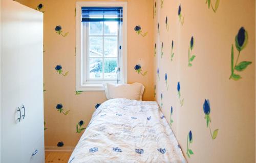 - une chambre avec un lit orné de fleurs bleues sur le mur dans l'établissement Stunning Home In Frde I Hordaland With Kitchen, à Førde
