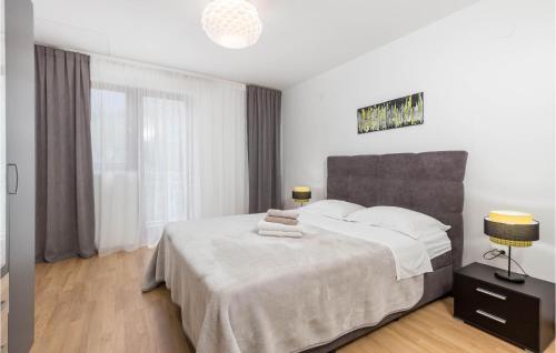 Un dormitorio blanco con una cama grande y una ventana en Cozy Apartment In Lovran With Wifi, en Lovran