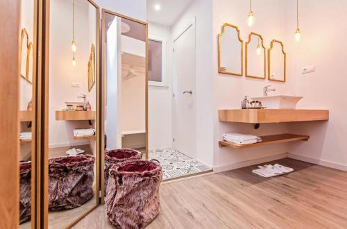 バルセロナにあるSweet Inn - La Pedrera - Paseo de Graciaのバスルーム(洗面台、鏡付)