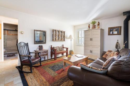 a living room with a couch and a chair at Casita de Jeanetta in Santa Fe