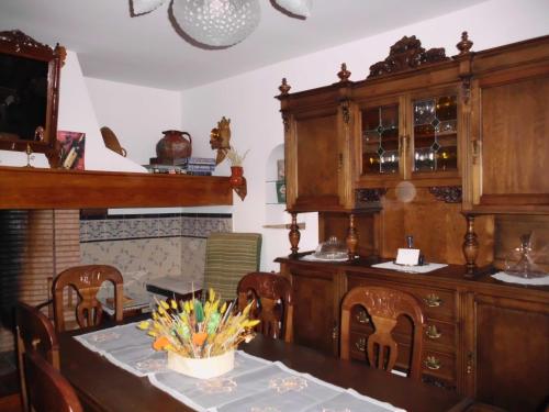 een eetkamer met een tafel en een kast bij Casa Rural Morada Maragata in Cózar