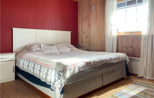 een slaapkamer met een bed en een rode muur bij Awesome Home In Ingeberg With Kitchen in Syljuset