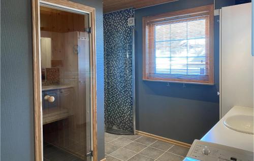 een badkamer met een douche en een wastafel bij Awesome Home In Ingeberg With Kitchen in Syljuset