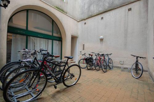 een groep fietsen geparkeerd naast een gebouw bij Mini Loft 4 P, centre historique in Bordeaux