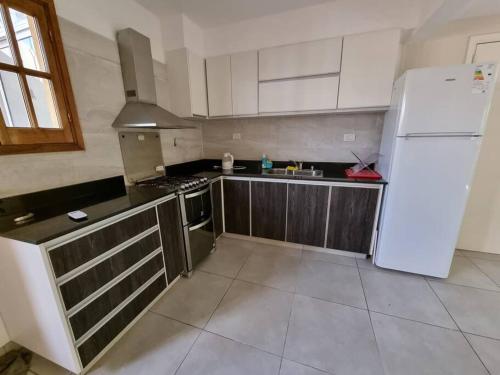 uma cozinha com um frigorífico branco e um lavatório em Departamento Mendoza, cómodo y de buena zona em Mendoza