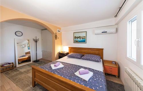 1 dormitorio con 1 cama con almohadas moradas en Awesome Apartment In Marina With Lake View en Marina
