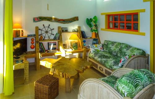 un salon avec un canapé et une table dans l'établissement Nice Home In Plouguerneau With Wifi, à Plouguerneau