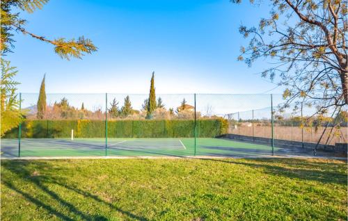 a tennis court with a net on top of it at Cozy Home In Aubignan in Aubignan