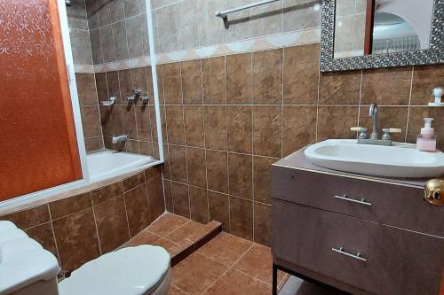 a bathroom with a toilet and a sink at Casa Rosa in Tepotzotlán