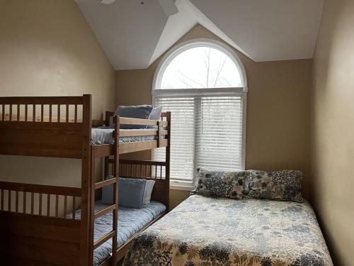 um quarto com 2 beliches e uma janela em Beautiful Lake Harmony Townhouse with views of Big Boulder Lake em Lake Harmony