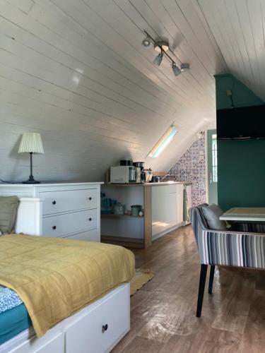 um quarto com uma cama e uma secretária em Vince Pince Ház em Balatongyörök