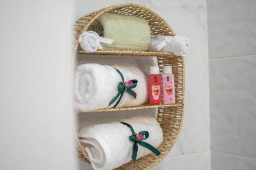 uma cesta de vime com toalhas e outros artigos de casa de banho em Fileo Family and Friends Living em Archangelos