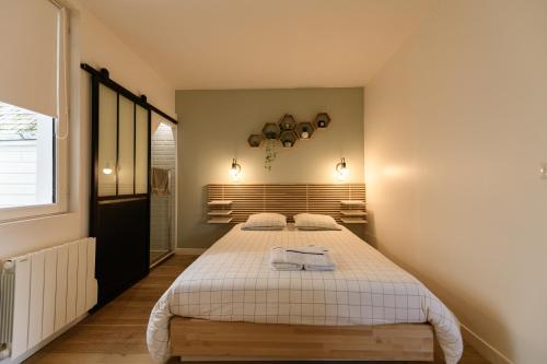 - une chambre avec un grand lit dans l'établissement Appartement T2 - Vue imprenable sur la cathédrale, à Quimper