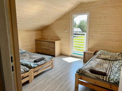 um quarto com duas camas e uma janela em Sielsko-Anielsko Kobyla Góra em Ligota