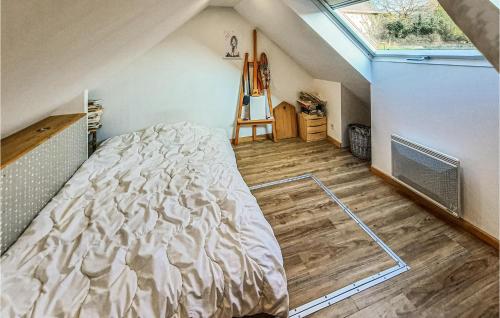 Postel nebo postele na pokoji v ubytování Cozy Home In Plougastel-daoulas With Wifi