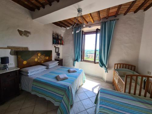 1 dormitorio con 2 camas y ventana en Nero Gioconda, en Anghiari