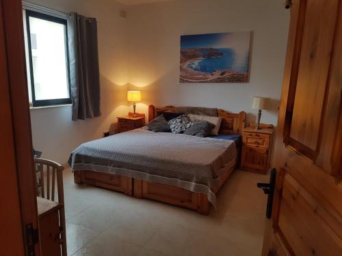 Schlafzimmer mit einem Bett und einem Fenster in der Unterkunft Private Double Bedroom & private bathroom & shared kitchen in St Paul's Bay