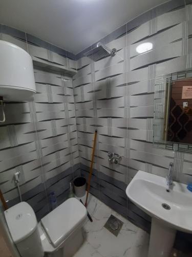 een badkamer met een toilet en een wastafel bij استديو in Zes oktober (stad)