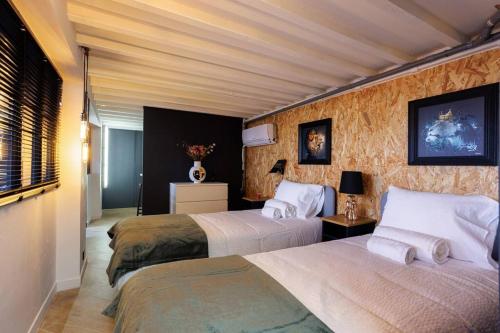 - 2 lits dans une chambre d'hôtel avec 2 lits dans l'établissement Le Splendide by Connexion, à Cannes