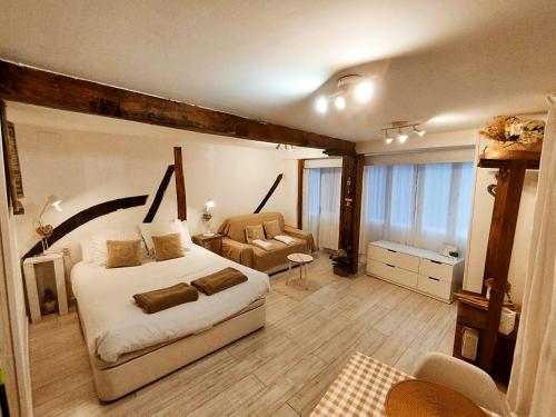 sypialnia z łóżkiem i krzesłem w pokoju w obiekcie Bonito Apartamento Mundaka EBI-82 w mieście Mundaka