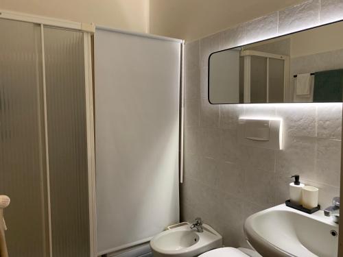 GaglianicoにあるGius' Apartment elegante vicino Ospedale Biellaの洗面台、トイレ、鏡のあるバスルーム