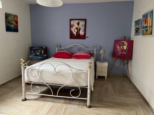 1 dormitorio con cama blanca y almohadas rojas en Villa Liliana, en Sainte-Rose