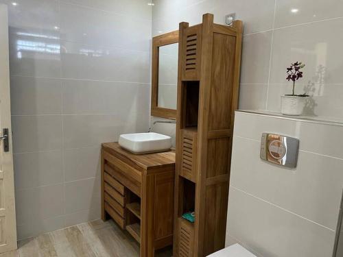 une salle de bains avec un lavabo et un miroir dans l'établissement Villa Liliana, à Sainte-Rose