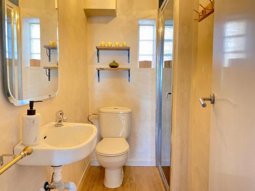 ein Badezimmer mit einem weißen WC und einem Waschbecken in der Unterkunft Junto al casco antiguo con terraza in Sevilla