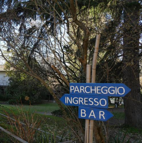 a blue street sign in front of a tree at Bresbot B&B in Bressana Bottarone