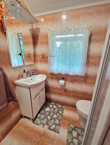 佔巴拉提拉的住宿－STUDIO APP & Beauty Loza，一间带水槽和卫生间的浴室