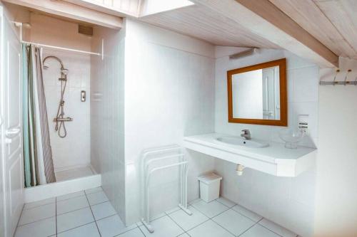 ein weißes Badezimmer mit Waschbecken und Dusche in der Unterkunft Villa Hibiscus à 10 min de l'océan in Saubion