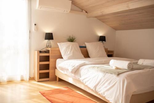 ein Schlafzimmer mit zwei Betten mit weißer Bettwäsche in der Unterkunft Villa Hibiscus à 10 min de l'océan in Saubion